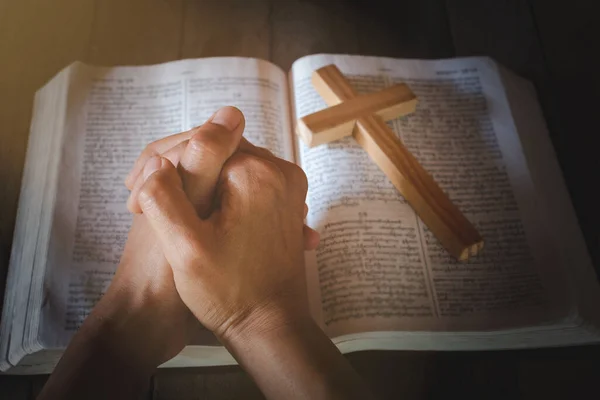 Crucifijo Estaba Sobre Biblia Mano Una Joven Que Busca Bendición — Foto de Stock