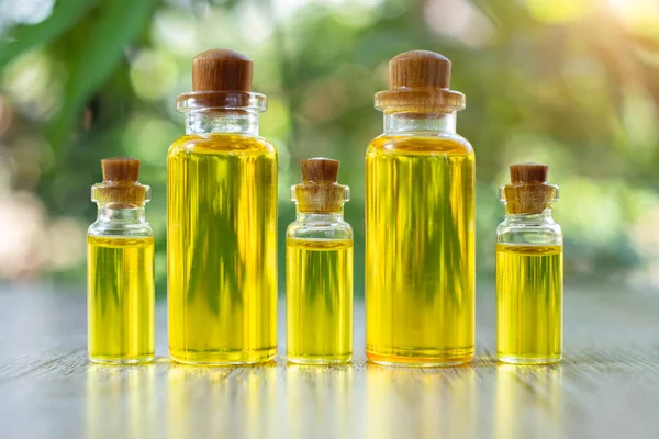 Hennepolie Een Glazen Fles Opgesteld Zaden Een Houten Lepel Het — Stockfoto