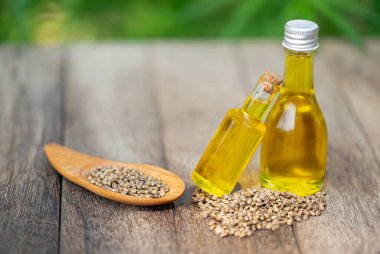 CBD cam şişelerde kenevir yağı ve kenevir tohumu araştırmacılar veya tıbbi ekip tarafından esrar yağı konsepti ilaç olarak kenevir yağı elde etmek için doğal bitkiler kullanılır. Alternatif tıp.