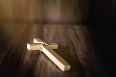 Masadaki haç. Tanrı 'dan dua et. Kutsallığın gücü ve gücüyle. Bu da bize şans ve dinin gücünü getirir. İnanç, ibadet, Hıristiyan düşünce.