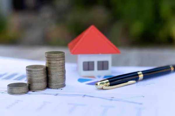 Een Stapel Munten Grafiek Oranje Dakhuizen Ideeën Voor Het Plannen — Stockfoto