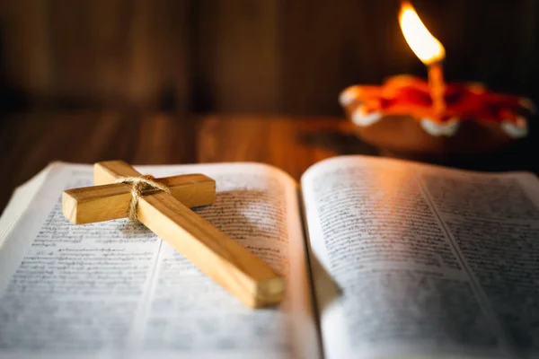 Cruz Coloca Biblia Mientras Haya Una Vela Encendida Concepto Religioso — Foto de Stock