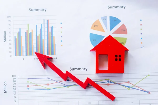 红色的木制房子被放置在图表或商业信息上 业务增长概念 经济图表 房地产市场 抵押贷款 企业投资的高额利得税 — 图库照片