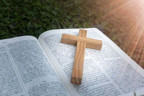 Cruz Coloca Biblia Abierta Una Oración Pide Bendición Jesús Dios — Foto de Stock