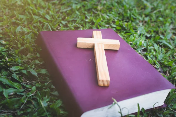 Cruz Colocada Bíblia Foi Desejo Deus Representa Perdão Pelo Poder — Fotografia de Stock