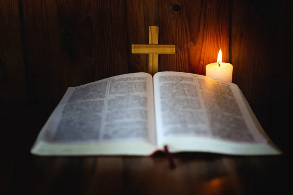 Kaarslicht Biedt Licht Voor Bijbelstudie Christelijke Religieuze Concepten Kruisiging Van Stockfoto