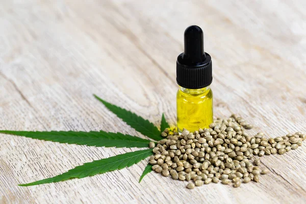 Het Cannabisolieproduct Fles Wordt Buurt Van Bladeren Hennepbladeren Zaden Geplaatst Stockfoto