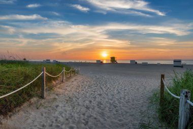 Güney Miami Beach, Florida 'da gün doğumu. Tropik plaj ve cankurtaran kulesi, Miami Beach, Florida.