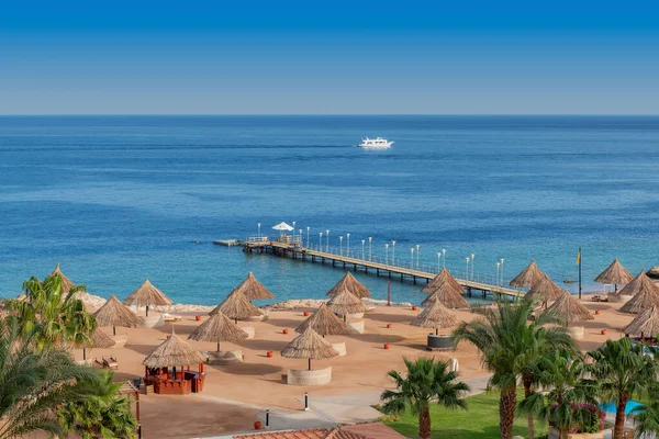 Luchtfoto Van Zonnig Strand Tropisch Resort Met Palmbomen Parasols Aan — Stockfoto