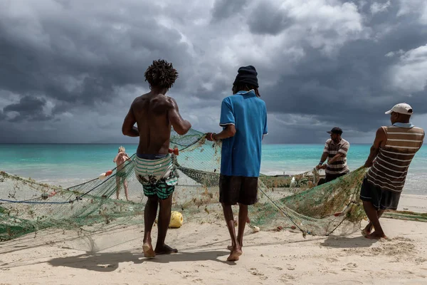 Fischer Ziehen Netze Aus Dem Meer Einem Tropischen Strand Mit lizenzfreie Stockfotos