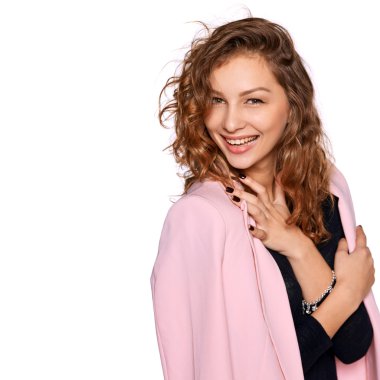 Mutlu gülümseyen kadın