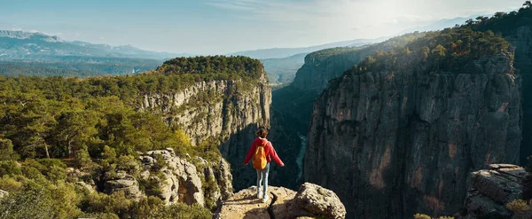 Panoraamanäkymät kanjonille, patikoija nainen seisoo kalliolla ja näkymät Tazi kanjoni — kuvapankkivalokuva