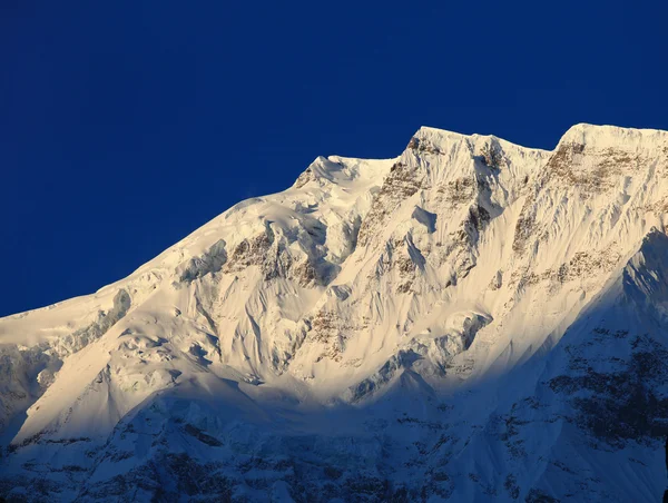Pico de montaña en la cordillera de Annapurna al atardecer, Himalaya, Nepal —  Fotos de Stock