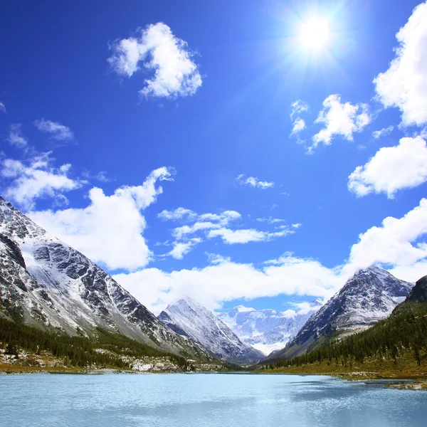 Vackra sjön vid foten av berget — Stockfoto