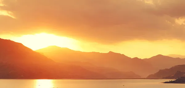 Ruhige Abendlandschaft mit See und Bergen — Stockfoto