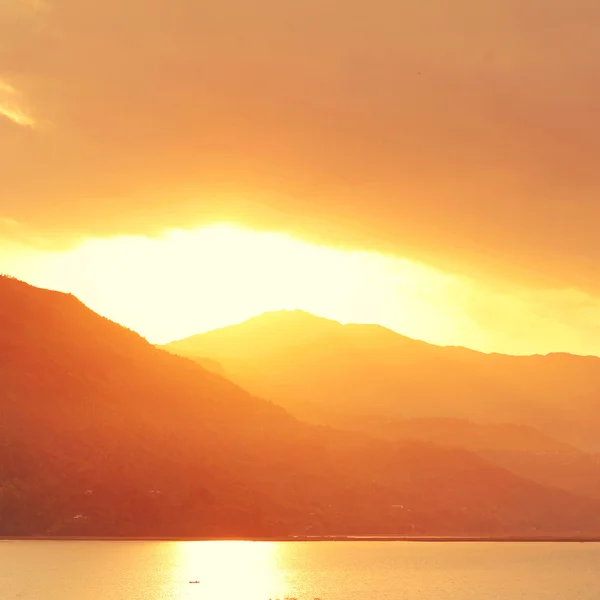 Ruhige Abendlandschaft mit See und Bergen — Stockfoto