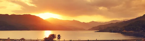 Tranquilo paisaje nocturno con lago y montañas — Foto de Stock