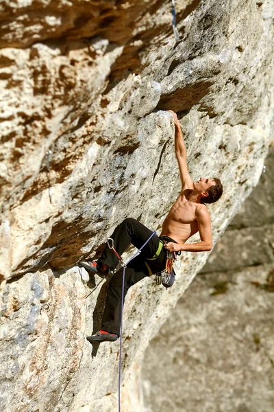 Fjellklatrer som klatrer opp en klippe – stockfoto