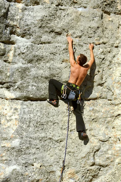 Scalatore di roccia che si arrampica su una falesia — Foto Stock