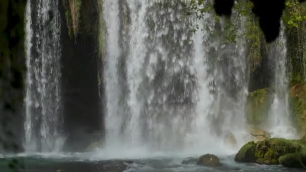 Замедленное движение Верхнего Дуденского водопада в Анталии, Турция. Грандиозные мощные потоки воды стекают по высокой крутой скале в большой пещере — стоковое видео