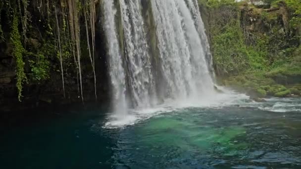 Slow motion of Upper Duden Waterfall in Antalya, Turquia. córregos poderosos grandiosos de fluxos de água fron penhasco alto íngreme na caverna grande — Vídeo de Stock