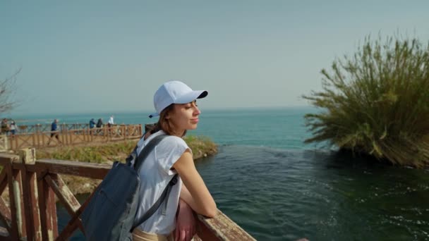 Pomalý film portrét krásná žena turista stojící na okraji pozorovací paluby na Dolní Duden Vodopád pozadí v Antalyi. Slavný výhled na středomořské pobřeží v Turecku. — Stock video