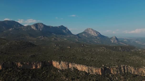Bela paisagem vista aérea do drone sobre o jardim de oliva, camping, incrível penhasco de pedra calcária parede rochosa e montanhas no fundo. acampamento de escalada perto de Geyikbayiri, Turquia — Vídeo de Stock