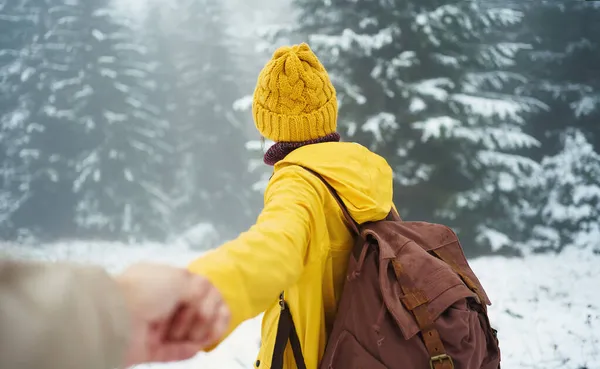 Prima persoană vedere de fată merge la pădure misterioasă de zăpadă, cuplu la vacanța de iarnă — Fotografie, imagine de stoc
