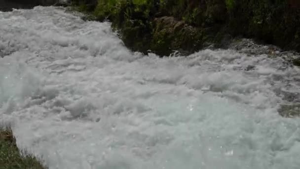Turbulentní proud vody v horské řece — Stock video
