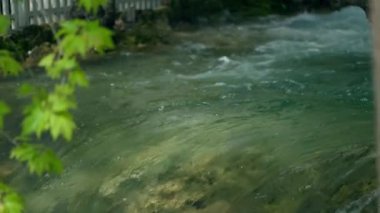 Çalkantılı bahar akışının 4k yavaş çekim görüntüsü bir dağ nehri kadar berrak su.