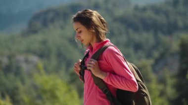 Çekici bir kadın yürüyüşçüsü, yürüyüş yapan genç ve mutlu bir kadın, dışarıda macera yaşayan bir hayat tarzı.