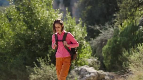 Fényképezőgép mozog körül vonzó séta női túrázó, fiatal boldog nő túrázás szabadban napsütéses nap, kaland szabadtéri életmód — Stock videók