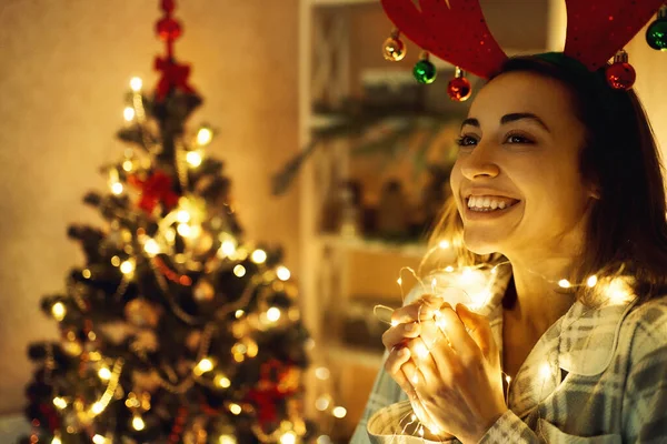 Lykkelig drømmejente som holder julelys og venter på mirakel på jul og nyttår – stockfoto