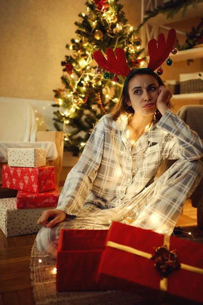 Onneton pettynyt nainen tunne tylsää ja saada huonoja lahjoja jouluna — kuvapankkivalokuva