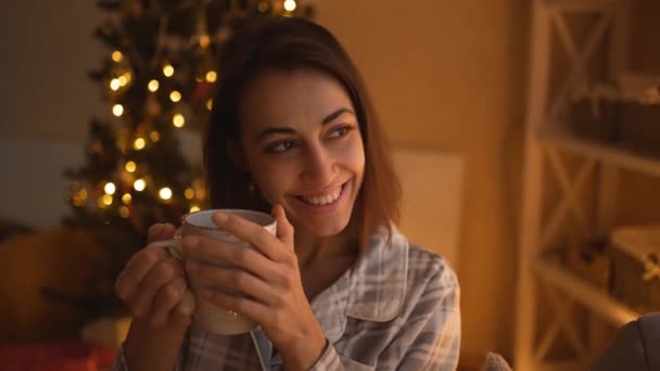 Närbild skott glad drömmande flicka håller jul ljus och väntar mirakel hända på jul och nyår — Stockvideo