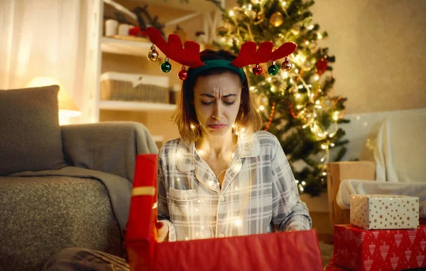 รูปของผู้หญิงอารมณ์เสียได้รับของขวัญ ของขวัญคริสต์มาสที่ไม่ดี . — ภาพถ่ายสต็อก