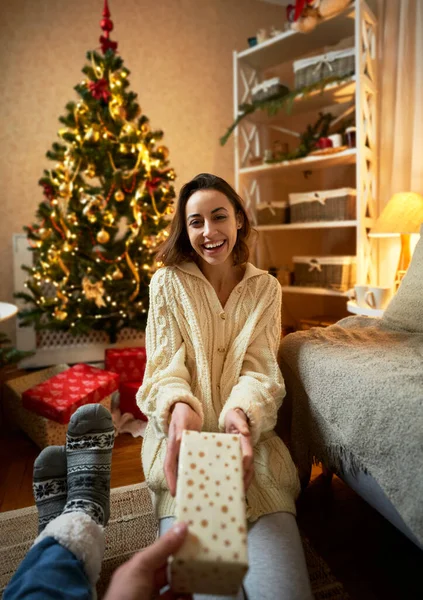 Ensimmäinen henkilö näkymä naisen saada läsnä laatikko, nauttia joulun ja uudenvuoden ajasta — kuvapankkivalokuva