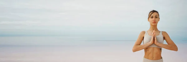 गुलाबी मीठ तलाव शांत शांत लँडस्केपमध्ये शांत योग महिला ध्यान — स्टॉक फोटो, इमेज