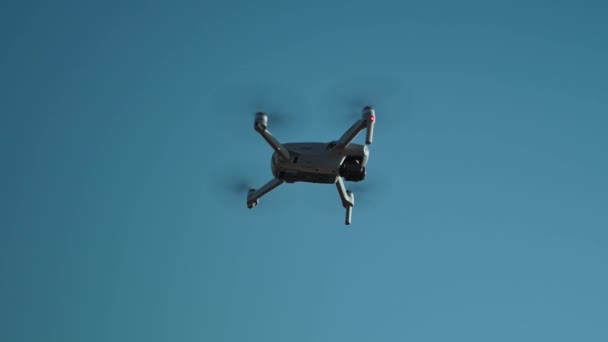 Slow motion b-roll συμπαγούς drone αεροσκάφους με μικρή επαγγελματική κάμερα να πετάει στον αέρα. drone πετάει επάνω — Αρχείο Βίντεο