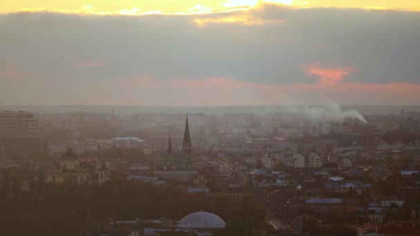 Puesta de sol naranja brillante sobre la ciudad con silueta de edificio. Lviv, Ucrania — Vídeos de Stock