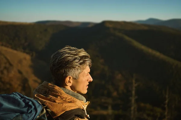 Lähikuva kasvot turisti mies näyttää luottavainen ja vapauden päälle vuoren auringonlaskun. — kuvapankkivalokuva