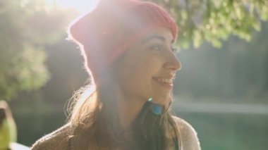 Güzel dağ gölünde turkuaz suyla neşeli kadın yürüyüşçünün yüzüne yakın olmak, muhteşem sakin sonbahar manzarasının tadını çıkarıyor. Vahşi doğa güzelliği, sağlıklı aktif yaşam tarzı