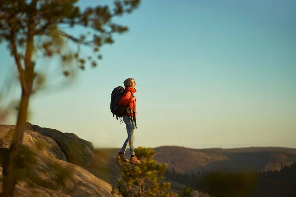 Toutist vrouw genieten van de natuur, wandelen expeditie buiten op de top van de berg bij zonsondergang. — Stockfoto