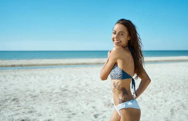 Bikini allegro donna in esecuzione sulla spiaggia paradiso tropicale. Ritratto di allegra ragazza giocosa che si diverte durante le vacanze — Foto Stock