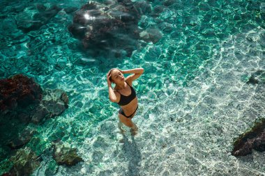 Manzara güzel cilt spa kadın açık deniz suyunda dinleniyor.