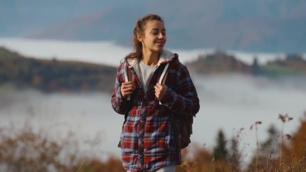 快乐的嬉皮士冒险之旅年轻女子清晨走过山口，环顾四周，欣赏美丽的风景，感到快乐，迎接日出，举手表决. — 图库视频影像