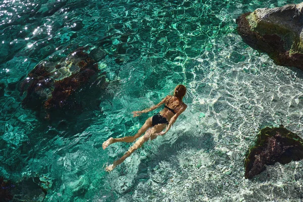 Korkea kulma näkymä nainen rentouttava, uinti kirkas turkoosi meri yli koralliriutta — kuvapankkivalokuva
