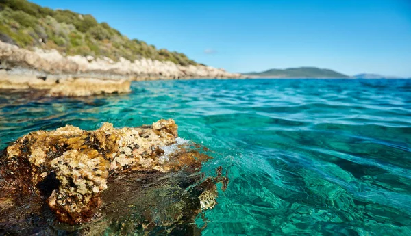 Steng av blått hav eller havvann og kyststein – stockfoto