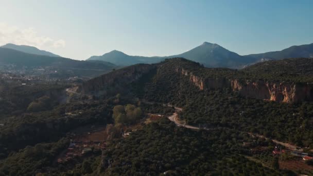 Hermosa vista aérea del paisaje desde el dron sobre el jardín de oliva, camping, increíble pared rocosa acantilado de piedra caliza y montañas en el fondo. campamento de escalada cerca de Geyikbayiri, Turquía — Vídeos de Stock
