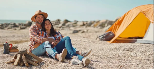 Pariskunta istuu rannalla. Romanttinen Holydays ulkona camping teltta — kuvapankkivalokuva